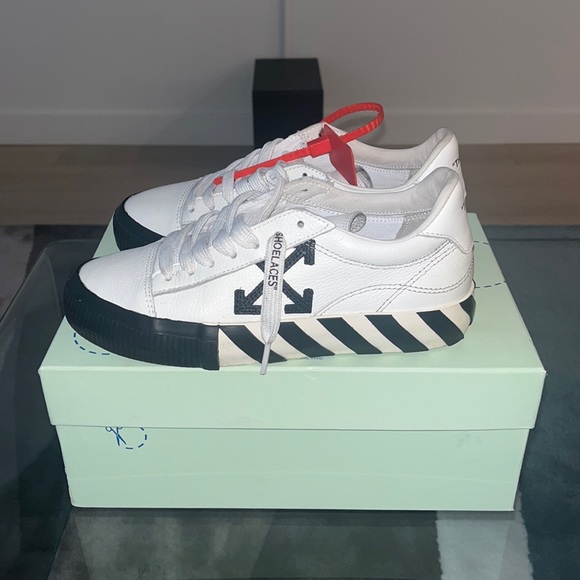 Off-White Shoes - 🖤🤍OFF WHITE LOW TOP VULCANIZED WHITE BLACK SNEAKER